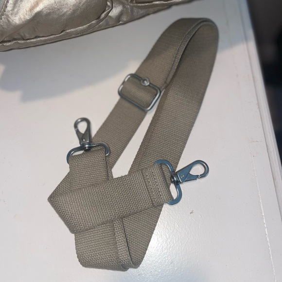 KIPLING Defea nylon crossbody bag metallic biege ,some distressed parts 👀 video - Picture 4 of 10